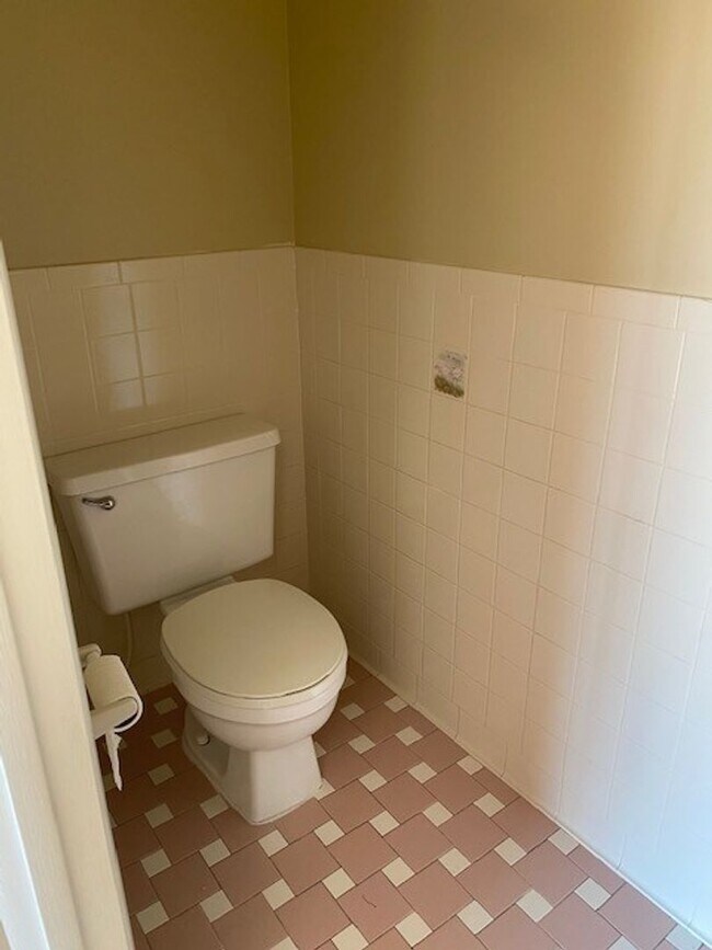 Building Photo - Cute 2 bedroom 1 1/2 bath townhome