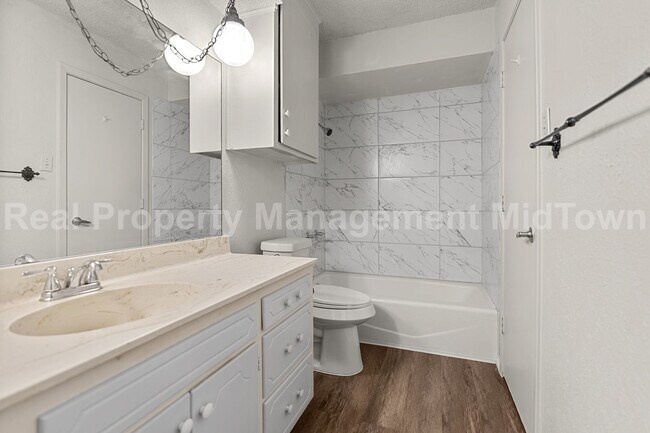 Building Photo - Spacious 2-Bedroom Duplex in South Fort Wo...