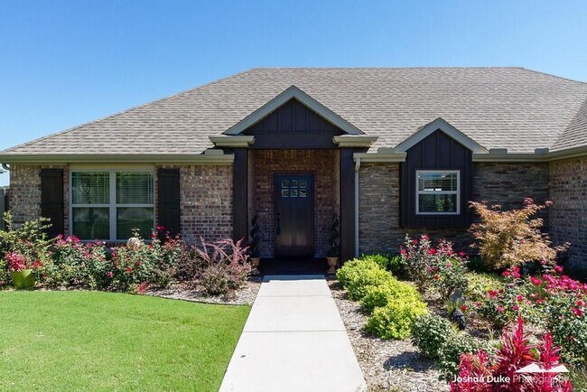 Building Photo - Georgeous 3 bedroom 2 bath home with SOLAR  and a view!