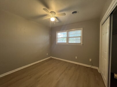 Building Photo - "Charming 3-Bed, 2-Bath Haven on 68th Street, Lubbock - Perfectly Cozy at 1088 Sq Ft!"