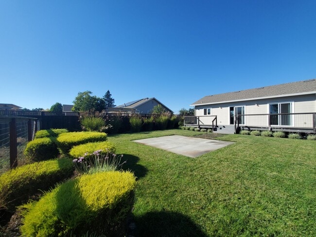 Building Photo - Nature Lover's Newer 1 bedroom single fami...