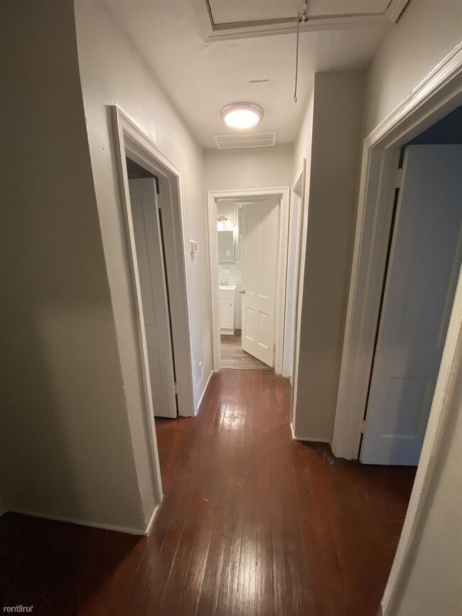 Building Photo - 2 br, 1 bath Duplex - 1125 East 55th Street