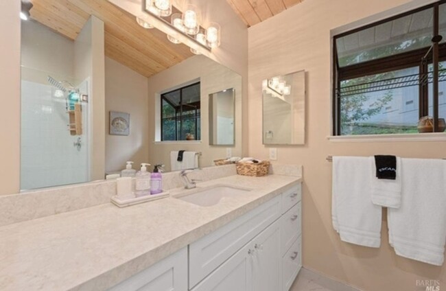 Building Photo - Beautiful home on the hills in Mill Valley