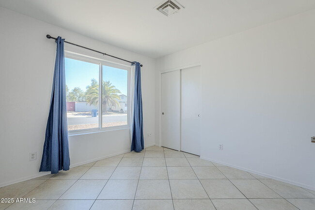 Building Photo - 678 S Silver Dr
