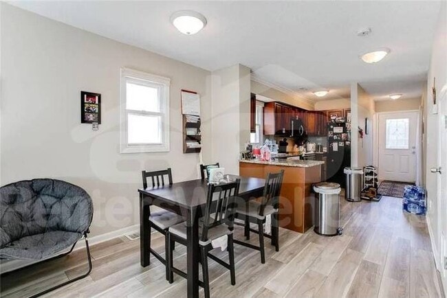 Building Photo - 2 Bed 1.5 Bath End Unit Townhome