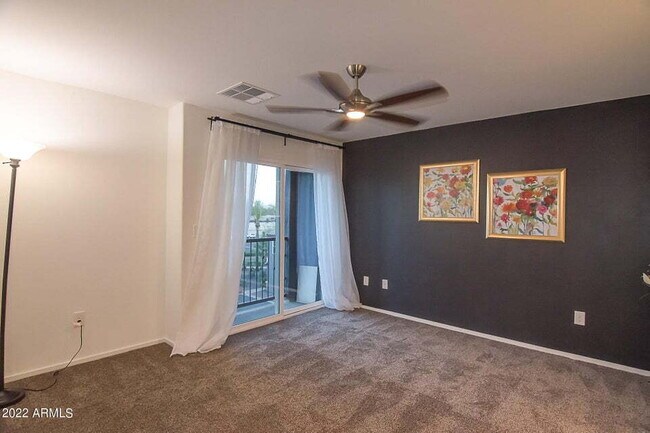 Building Photo - 2362 E Huntington Dr
