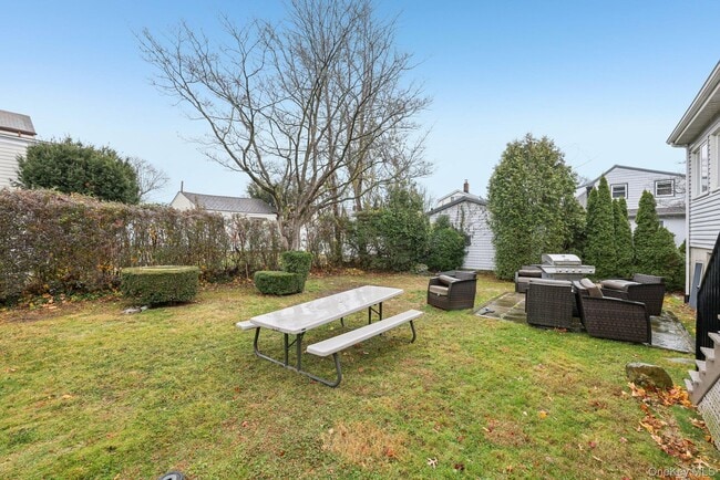 Building Photo - 335 5th St