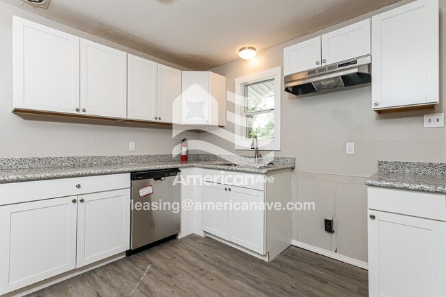 Building Photo - 422 Queen Marie Ln