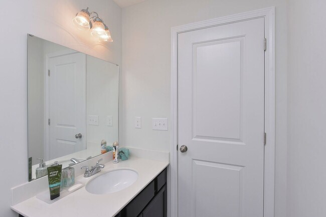 Building Photo - Modern Comfort in a Quiet Cul-de-Sac – 3 B...