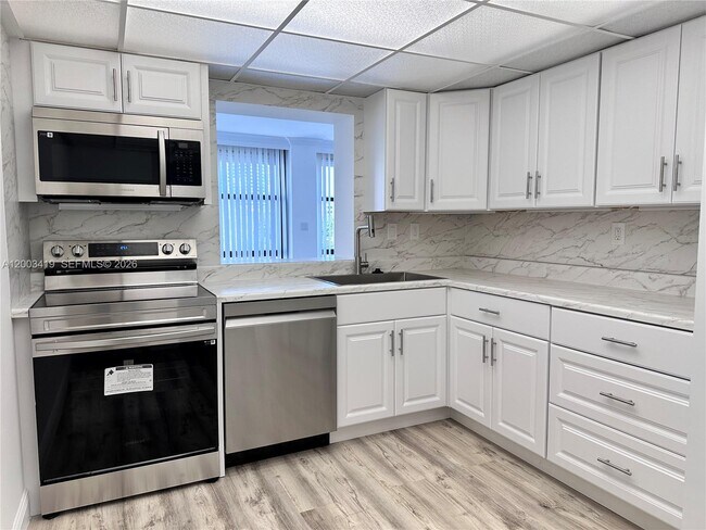 Building Photo - 800 Parkview Dr