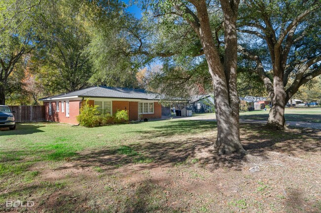 Building Photo - Cute 3 Bedroom 1.5 Bath