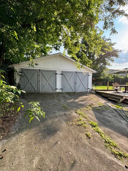 Building Photo - 320 Montague Way