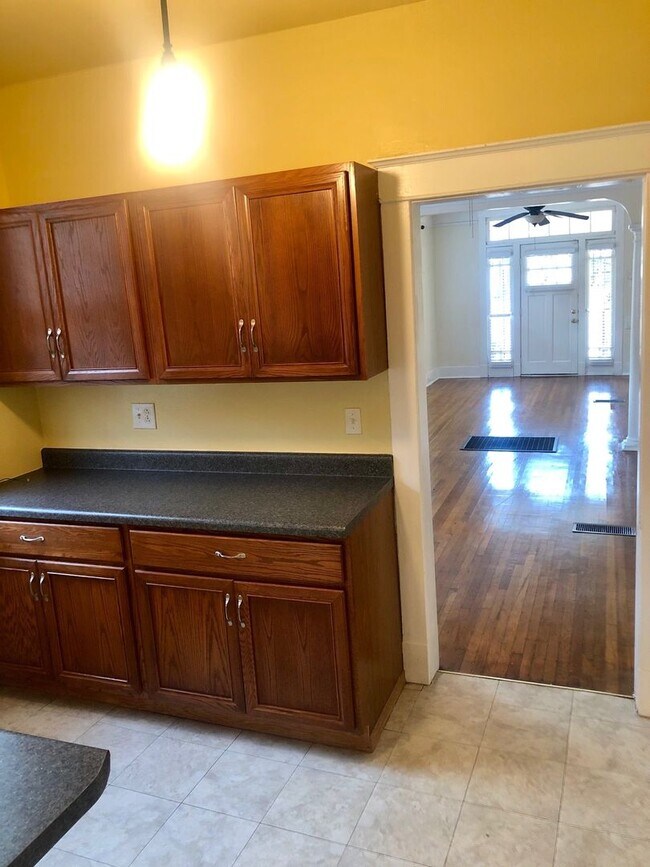 Building Photo - Spacious 2BD with Sun Room and Large Backyard