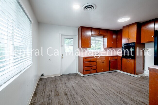 Building Photo - 2000-2004 Bank St