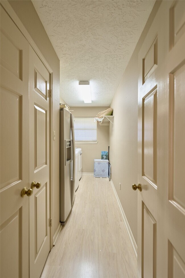 Building Photo - 121 April Waters Dr N