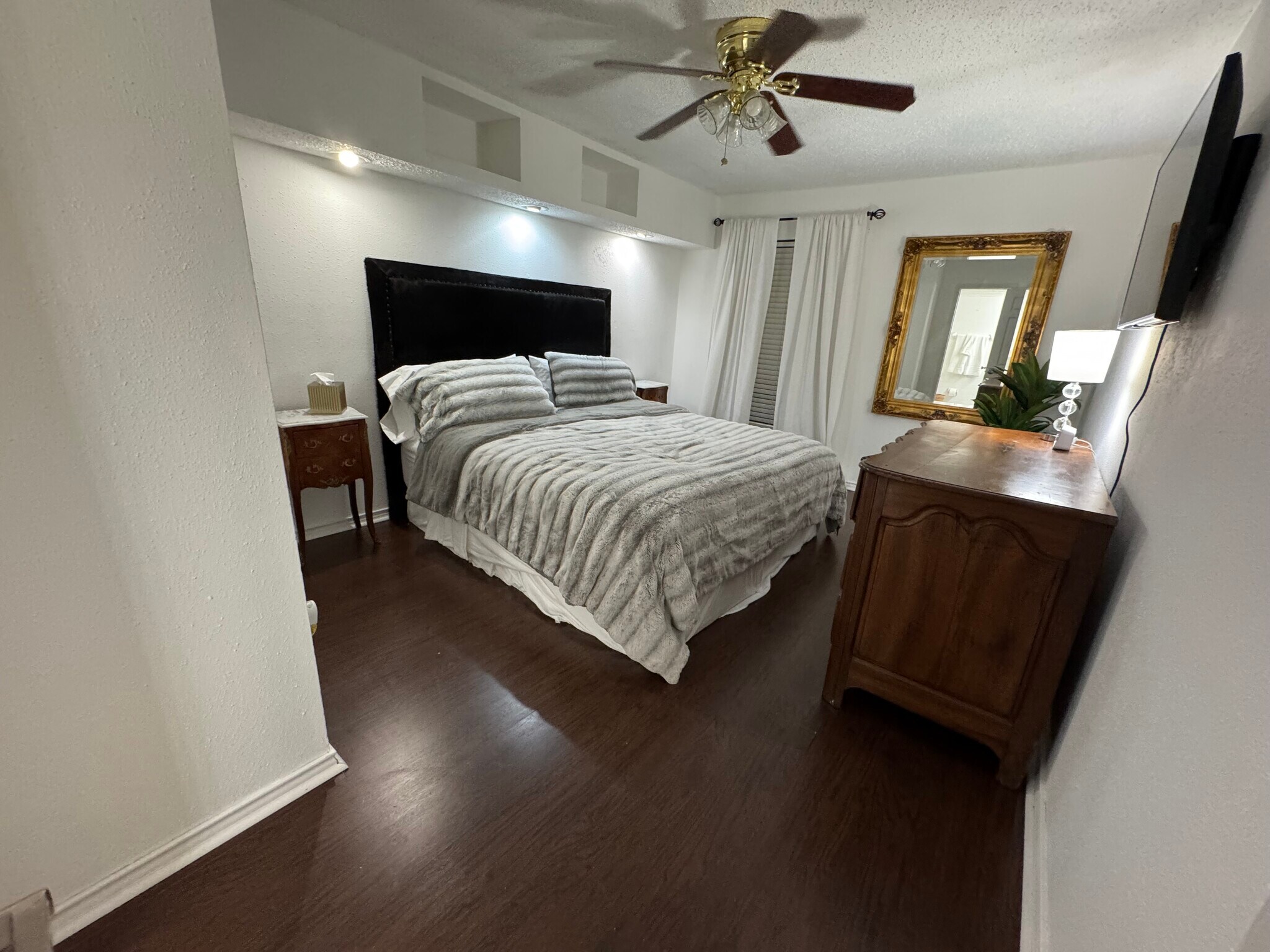 Master bedroom - 2826 S Bartell Dr