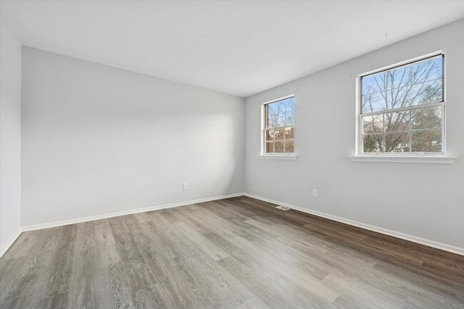 Building Photo - Available Now – Beautifully Updated 3 Bedr...