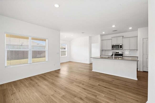 Building Photo - 215 Silver Springs Bend