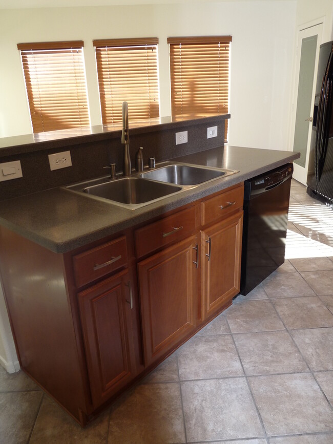 Building Photo - SOUTHWEST 3 BEDROOM, 2.5 BATH WITH LOFT