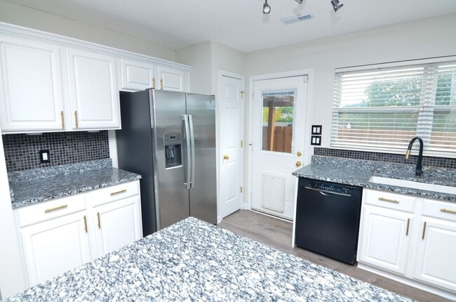 Building Photo - 3637 Crossbrooke Dr