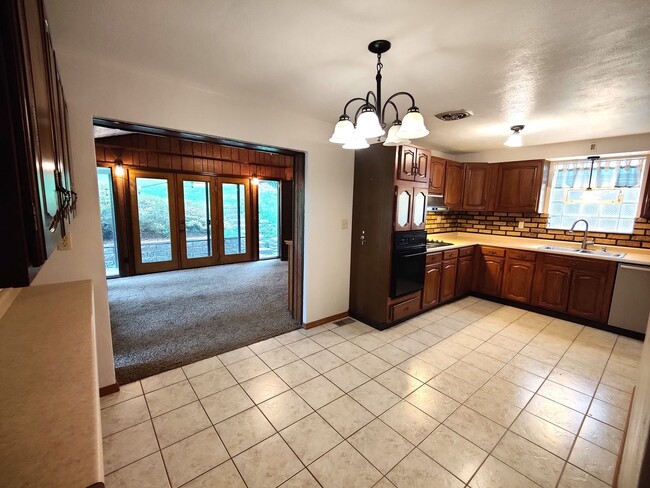 Building Photo - *Updated & Charming 2BD/2BA Single Family ...