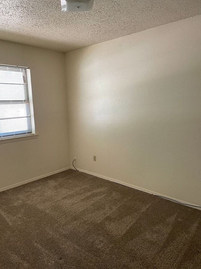 Building Photo - Move in ready!