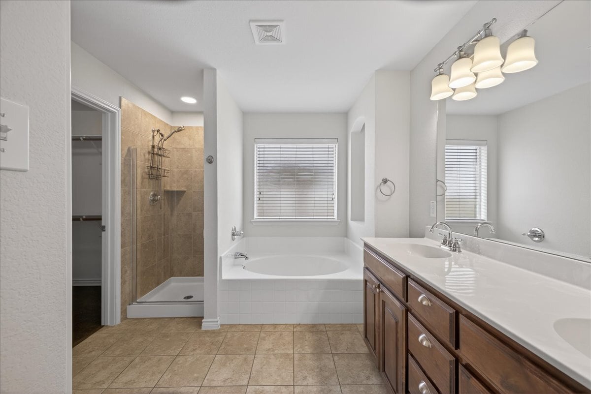 PRIMARY BATH - 6124 Amberjack Trl