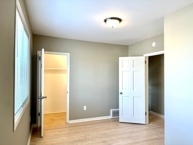 Building Photo - AVAILABLE JUNE - 5 Bed, 2 Bath Newly Renovated Home