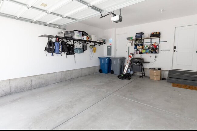 Building Photo - 913 E Flotsam Wy