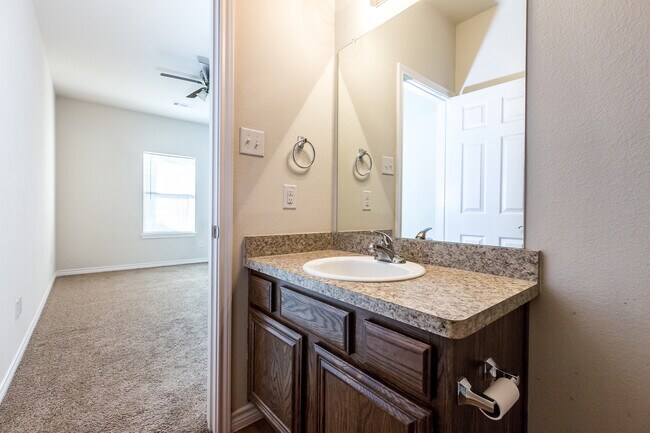 Building Photo - Great 3 bed/2 bath Home Backing onto Holland Park Recreation Area/Trail!!