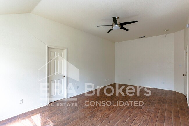 Building Photo - 2802 Southwood Dr