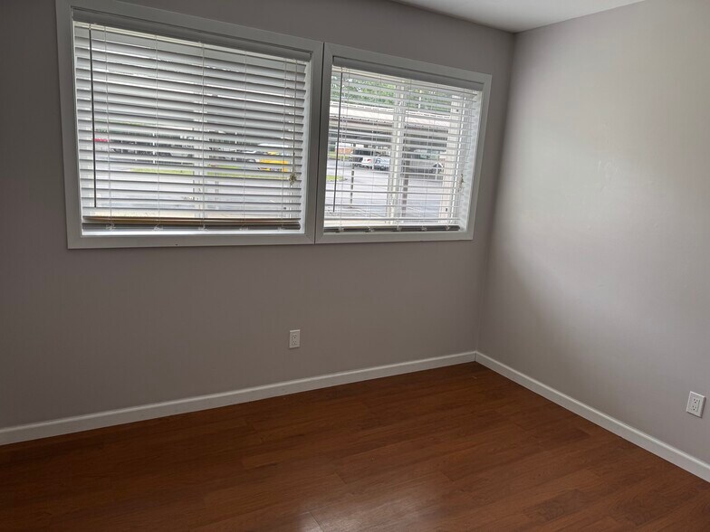 Building Photo - 2916 Davison Ave