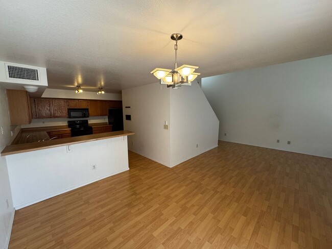 Building Photo - 410 S Sunrise Dr