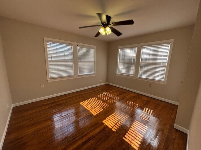 Building Photo - 3 Bedroom 2 Bath with Separate Mother in Law Suite