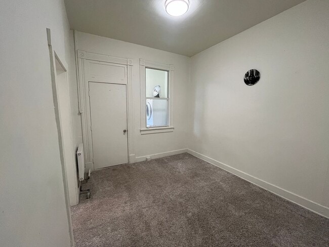 Building Photo - Charming 1 Bedroom Apartment in the Heart ...