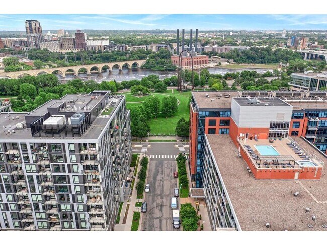 Building Photo - 215 10th Ave S