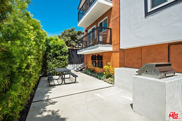 Building Photo - 5847 Willoughby Ave