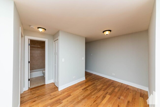 Building Photo - 1 bedroom in Chicago IL 60657