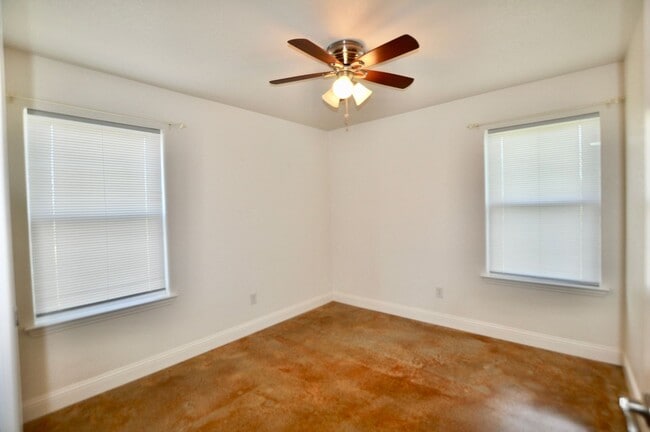 Building Photo - FOR LEASE! Enjoy Quiet Country Living in this Cute 2 BR - 1 BA Brick Home on 1 Acre in Millsap ISD.