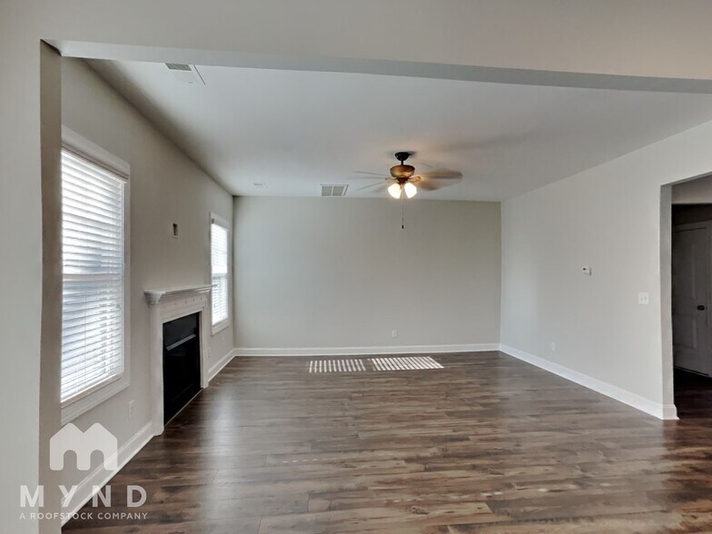 Building Photo - 1212 Silver Farm Rd