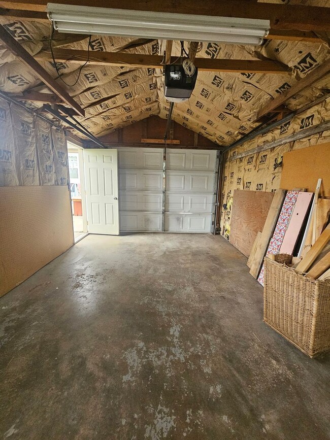 Building Photo - 4 BED | 2 BATH | SINGLE-FAMILY HOME | NORT...