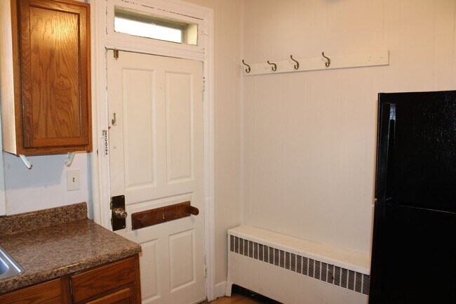 Building Photo - 2-Bedroom Second-Floor Apartment