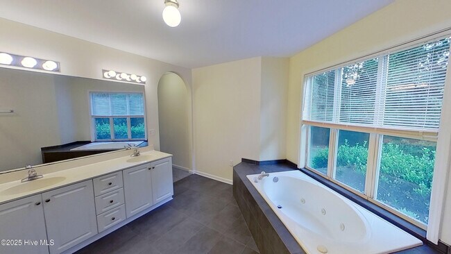 Building Photo - 4158 Breezewood Dr