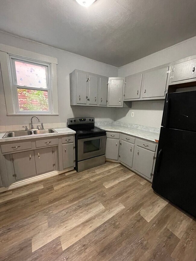 Building Photo - 456 Woodlane Ave
