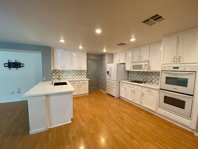 Building Photo - Unique Single Family 2/2 home