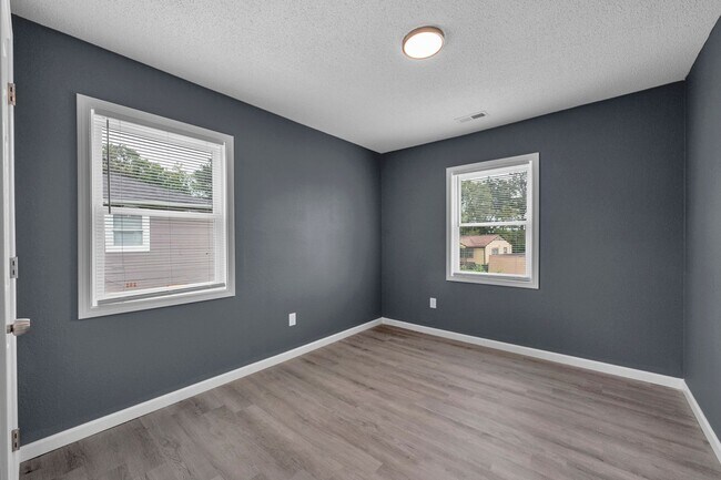 Building Photo - 2 Bed 1 Bath Completely renovated apt - appliances/water provided $900