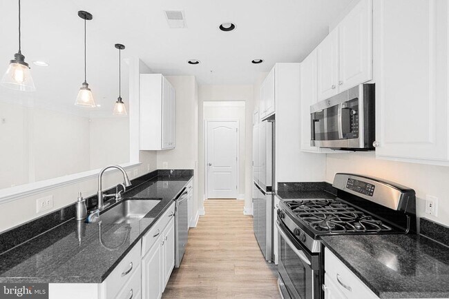 Building Photo - 701 Fallsgrove Dr