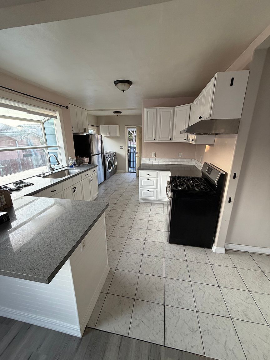 Building Photo - 1215 107th Ave