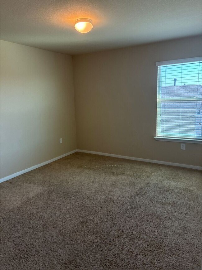 Building Photo - **Move-In Bonus! $500 Amazon Gift Card with 12-Month Lease at Current Rent**