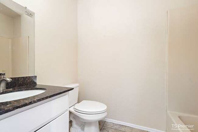 Building Photo - 3 bedroom Townhouse in east Fayetteville